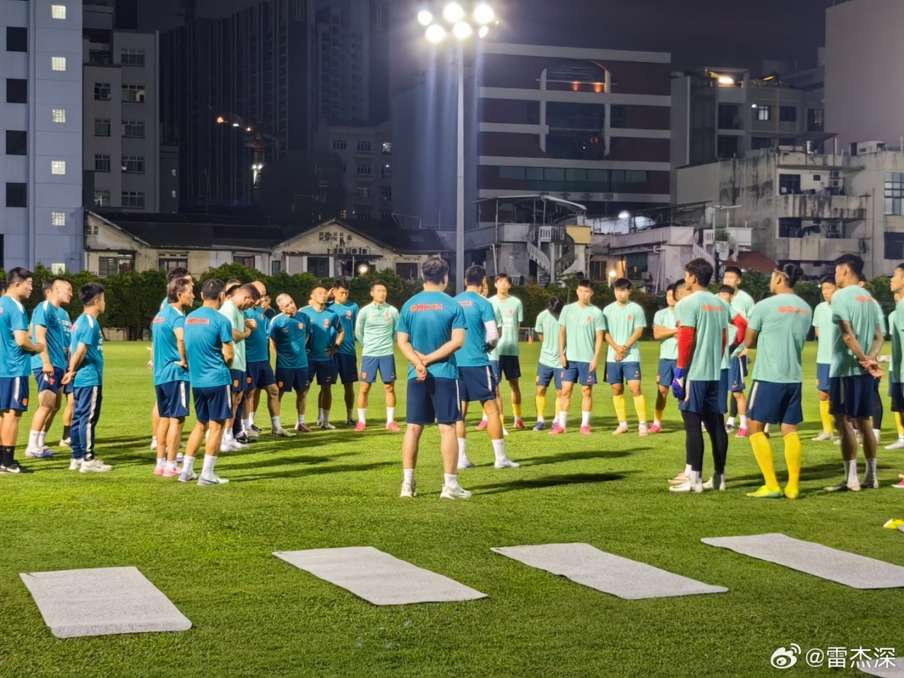 国足新加坡首训场地条件堪忧 白线模糊鼠患现形 国足新加坡首训场地条件堪忧 白线模糊鼠患现形